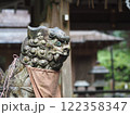 神社の境内にある獅子の石像 122358347