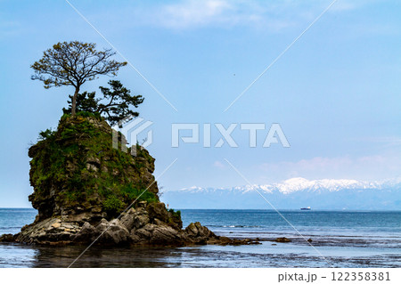 《富山県》雨晴海岸・女岩と立山連峰 初夏5月 《富山県》雨晴海岸・女岩と立山連峰 初夏5月 122358381