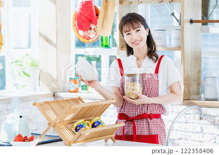 キッチンでパスタ料理を作る若い女性 122358406