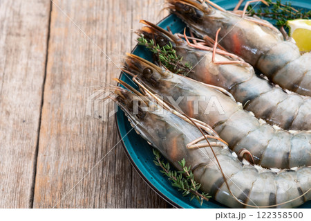 Raw big tiger ( king ) shrimps photography . Top view 122358500