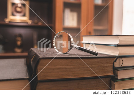 ルーペと分厚い書物 122358638
