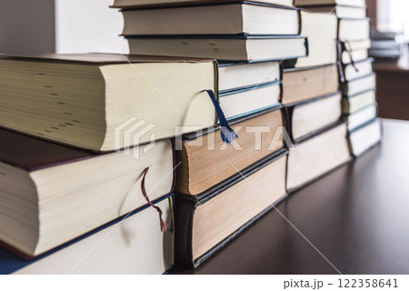 分厚い専門書 122358641