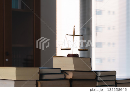 天秤のコンセプトフォト 天秤のコンセプトフォト 122358646