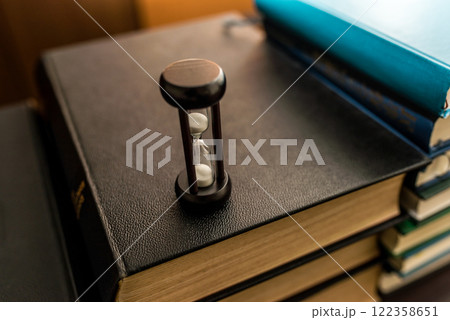 砂時計と専門書 砂時計と専門書 122358651