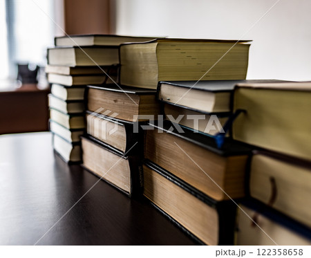部屋に専門書が大量に積まれている 122358658