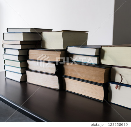 部屋に専門書が大量に積まれている 122358659