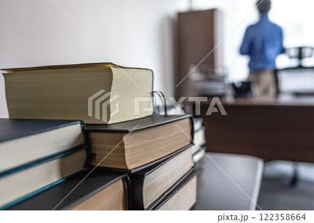 大量の専門書 122358664
