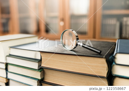 ルーペと分厚い書物 ルーペと分厚い書物 122358667