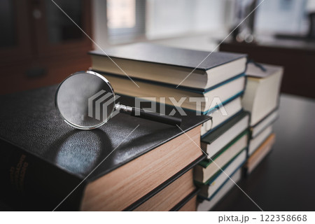 ルーペと分厚い書物 122358668