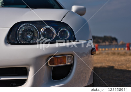 スープラの特徴的なヘッドライト 122358954