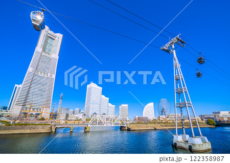 日本の横浜都市景観 希望の光…横浜エアキャビンやランドマークタワー、大観覧車…＝令和7年1月22日 122358987