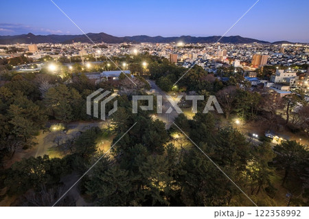 豊橋市、豊橋市役所からの夕景（豊橋公園方面） 122358992