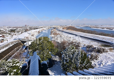 墨俣一夜城(岐阜市方面)晴天の雪景色 墨俣一夜城(岐阜市方面)晴天の雪景色 122359035