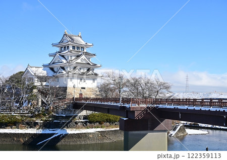 太閤出世橋と墨俣一夜城(岐阜県大垣市)晴天の雪景色 太閤出世橋と墨俣一夜城(岐阜県大垣市)晴天の雪景色 122359113