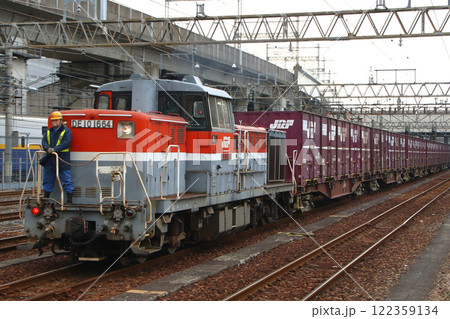 東北貨物線田端信号所駅にて入換作業中のDE10形ディーゼル機関車 東北貨物線田端信号所駅にて入換作業中のDE10形ディーゼル機関車 122359134