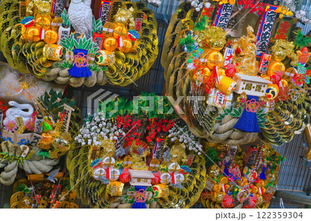 酉の市　熊手　商売繁盛　色鮮やか　家内安全　神社　和　年末　豪華　正月 122359304