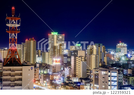 豊橋市、豊橋市役所展望ロビーから眺める夜景(豊橋駅方面) 豊橋市、豊橋市役所展望ロビーから眺める夜景(豊橋駅方面) 122359321