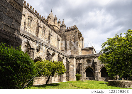Massive Roman catholic church or Cathedral of Evora in Portugal known as Se de Evora 122359868