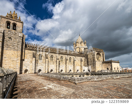Massive Roman catholic church or Cathedral of Evora in Portugal known as Se de Evora 122359869