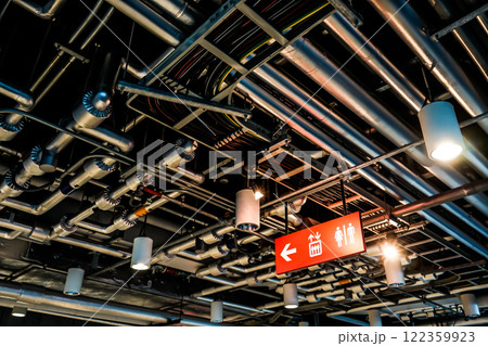 配管とトイレの案内 122359923