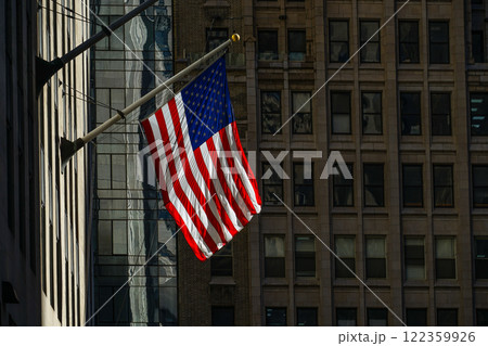 ニューヨークの街並みと星条旗 122359926