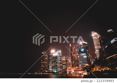 高層ビルの夜景(シンガポール) 高層ビルの夜景(シンガポール) 122359993