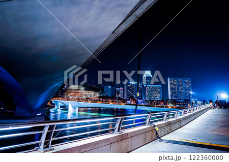 夜の橋と近未来的な建物 122360000