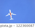 青空を飛ぶ旅客機 122360087