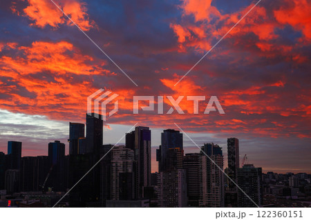 夕焼けの窓から見るメルボルン 122360151