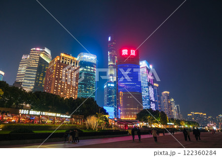 中国 上海市、浦東新区 陸家嘴の超高層ビル群の夜景 中国 上海市、浦東新区 陸家嘴の超高層ビル群の夜景 122360284