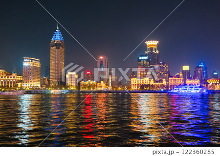 中国 上海市、夜の黄浦江とライトアップされた外灘の街並み 122360285