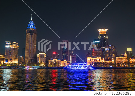 中国 上海市、夜の黄浦江とライトアップされた外灘の街並み 122360286