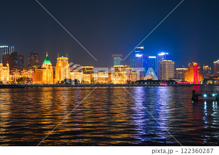 中国 上海市、夜の黄浦江とライトアップされた外灘の街並み 中国 上海市、夜の黄浦江とライトアップされた外灘の街並み 122360287