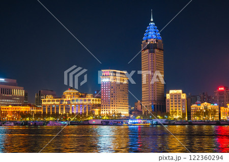 中国 上海市、夜の黄浦江とライトアップされた外灘の街並み 122360294