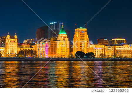 中国 上海市、夜の黄浦江とライトアップされた外灘の街並み 122360296