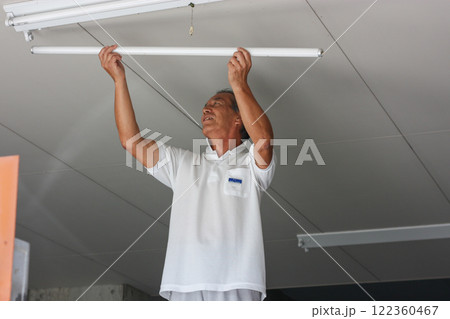 働くシルバーさん 122360467