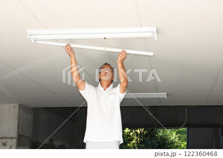 働くシルバーさん 122360468