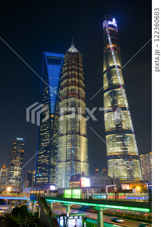 中国 上海市、浦東新区 陸家嘴の超高層ビル群の夜景 122360603