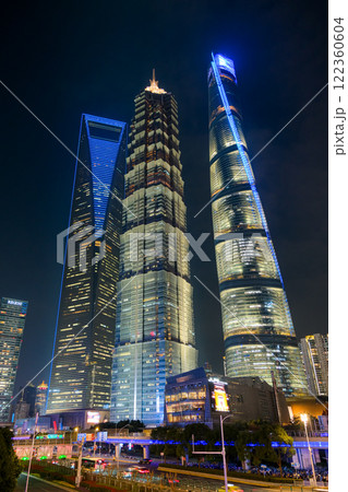 中国 上海市、浦東新区 陸家嘴の超高層ビル群の夜景 122360604