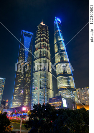 中国 上海市、浦東新区 陸家嘴の超高層ビル群の夜景 122360605