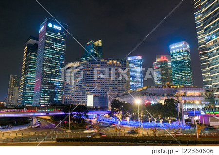 中国 上海市、浦東新区 陸家嘴の超高層ビル群の夜景 122360606