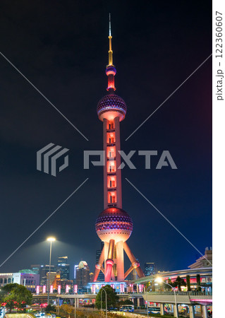 中国 上海市、ライトアップされた東方明珠電視塔 122360607
