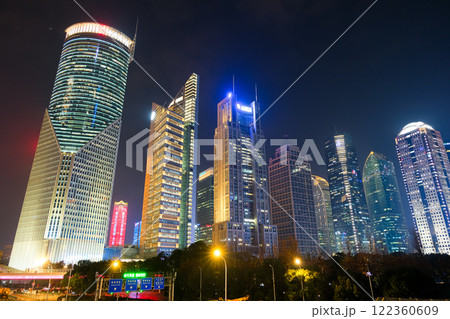 中国 上海市、浦東新区 陸家嘴の超高層ビル群の夜景 122360609
