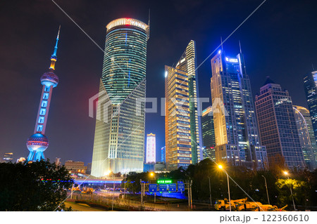 中国 上海市、浦東新区 陸家嘴の超高層ビル群の夜景 122360610
