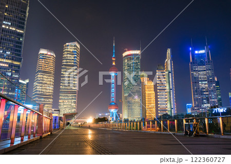 中国 上海市、浦東新区 陸家嘴の超高層ビル群の夜景 中国 上海市、浦東新区 陸家嘴の超高層ビル群の夜景 122360727