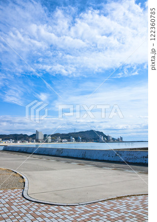 愛知県知多郡南知多町内海の千鳥ヶ浜海水浴場の青い空 122360785