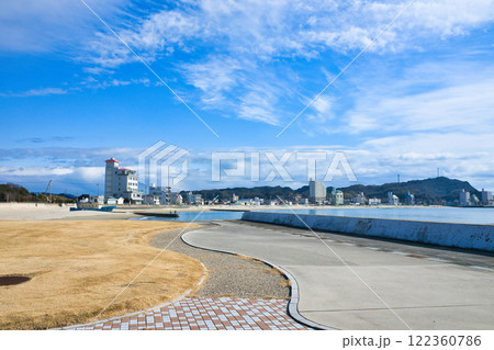 愛知県知多郡南知多町内海の千鳥ヶ浜海水浴場の青い空 122360786