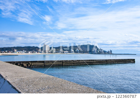 愛知県知多郡南知多町内海の千鳥ヶ浜海水浴場の青い空 122360787