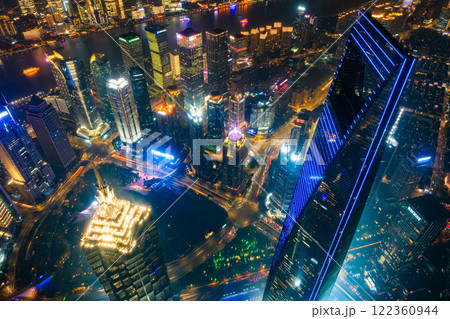 中国 上海市、上海中心の展望台から見る夜景 122360944