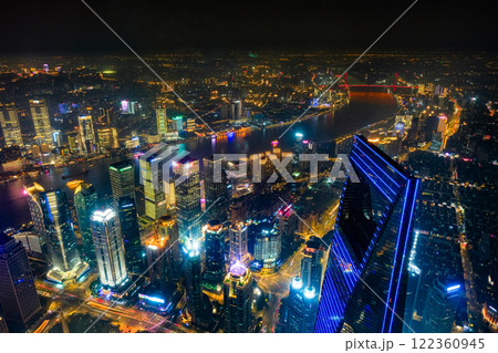 中国 上海市、上海中心の展望台から見る夜景 122360945